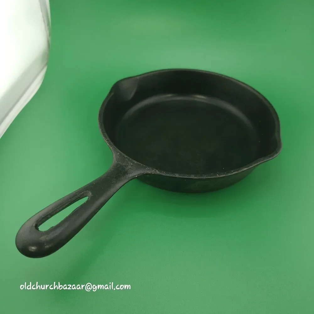 Wagner Ware Cast Iron #3 Skillet 6 1/2 Inch double spout Unmarked Vintage
